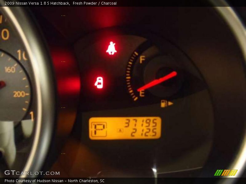 Fresh Powder / Charcoal 2009 Nissan Versa 1.8 S Hatchback