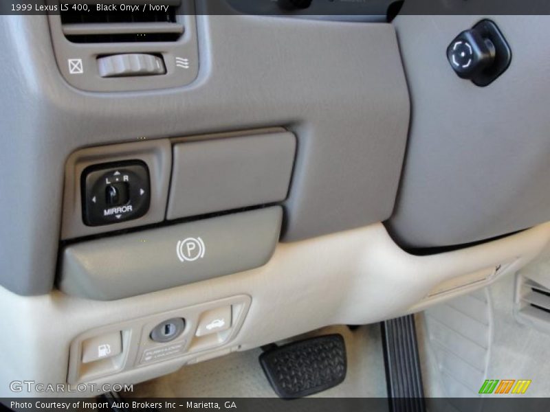Black Onyx / Ivory 1999 Lexus LS 400