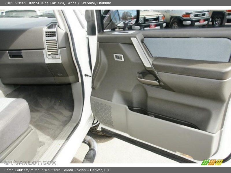 White / Graphite/Titanium 2005 Nissan Titan SE King Cab 4x4