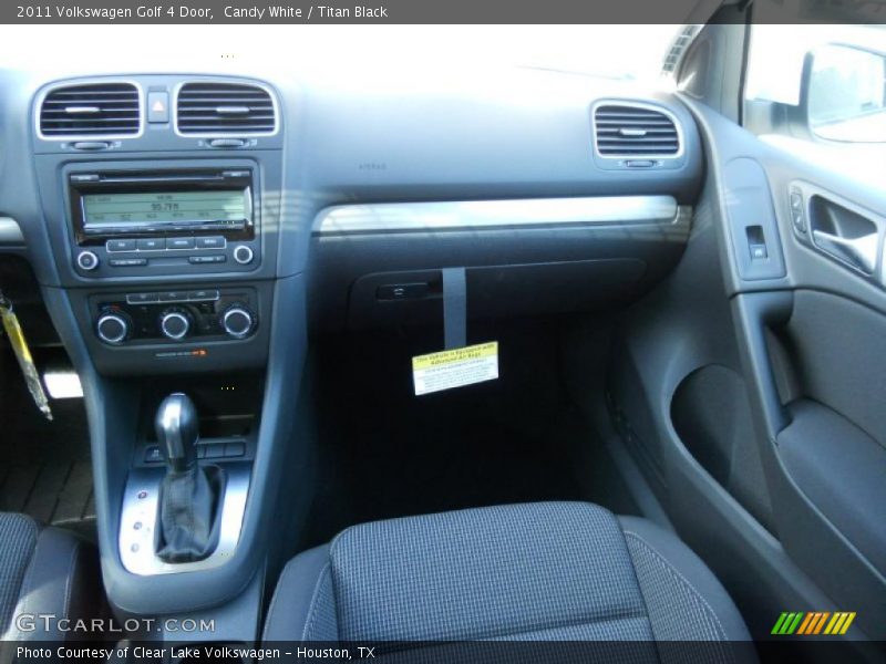 Candy White / Titan Black 2011 Volkswagen Golf 4 Door