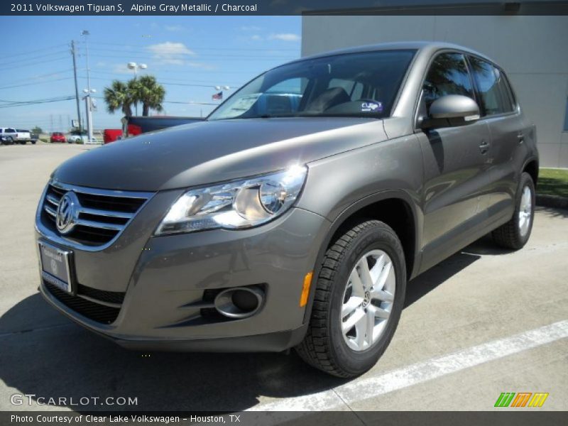 Front 3/4 View of 2011 Tiguan S