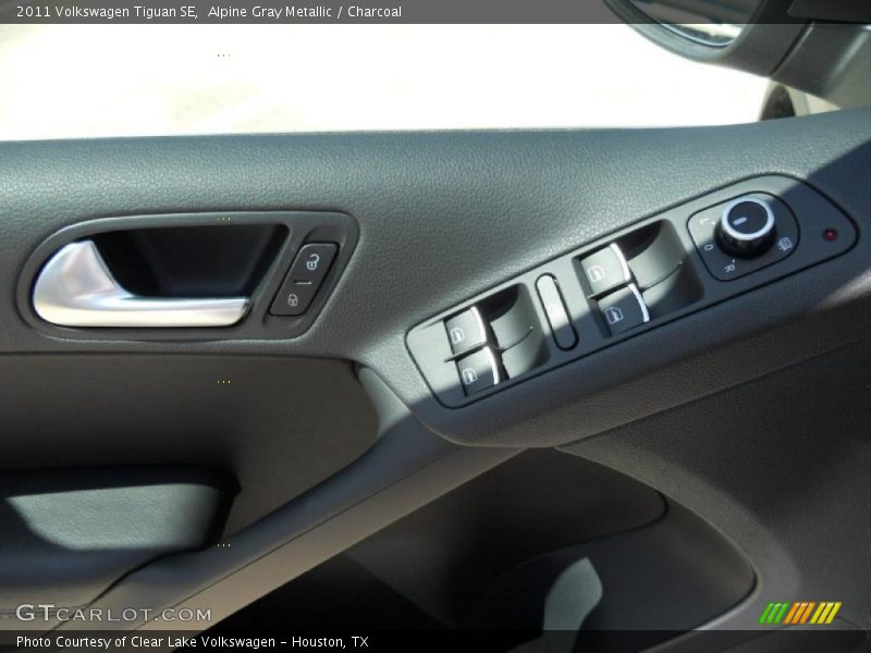 Alpine Gray Metallic / Charcoal 2011 Volkswagen Tiguan SE