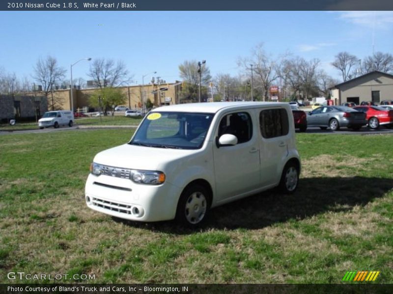 White Pearl / Black 2010 Nissan Cube 1.8 S