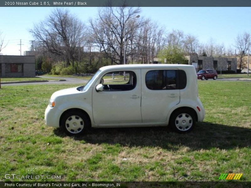 White Pearl / Black 2010 Nissan Cube 1.8 S