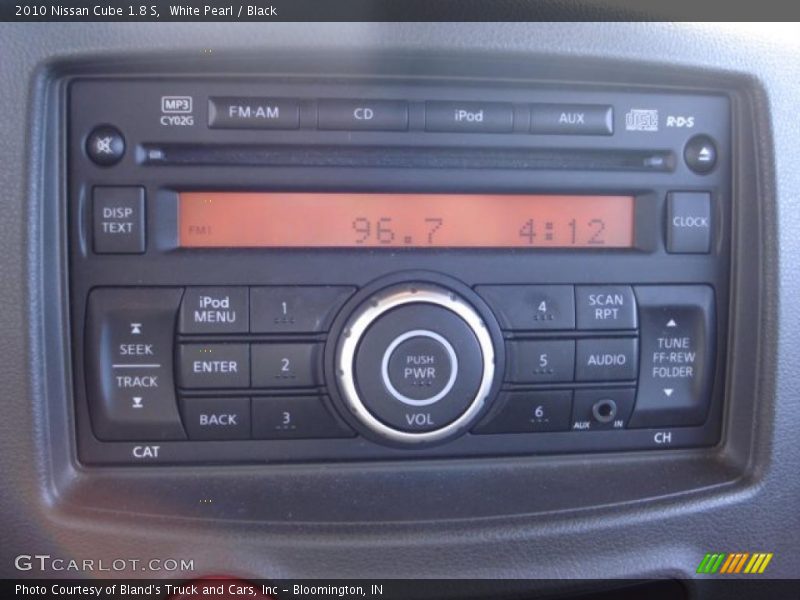 White Pearl / Black 2010 Nissan Cube 1.8 S