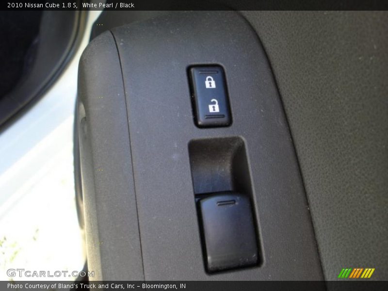 White Pearl / Black 2010 Nissan Cube 1.8 S