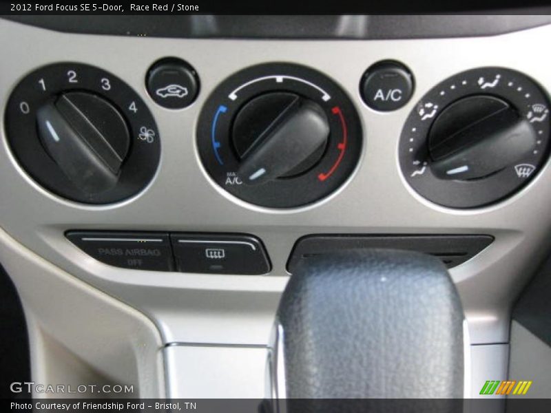Controls of 2012 Focus SE 5-Door