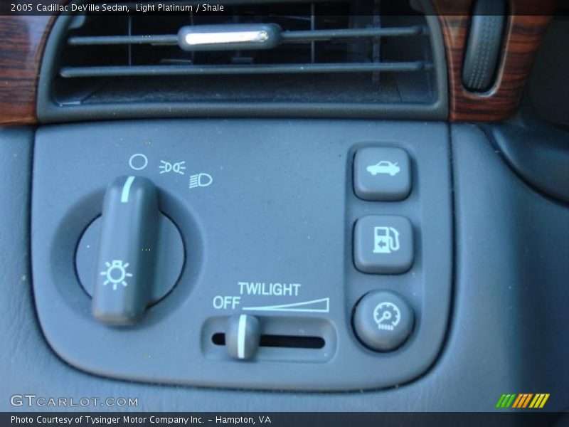 Light Platinum / Shale 2005 Cadillac DeVille Sedan