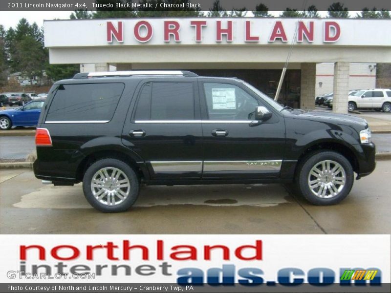 Tuxedo Black Metallic / Charcoal Black 2011 Lincoln Navigator 4x4