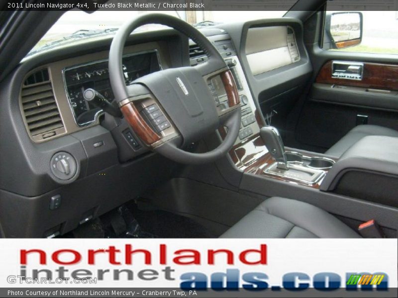 Tuxedo Black Metallic / Charcoal Black 2011 Lincoln Navigator 4x4