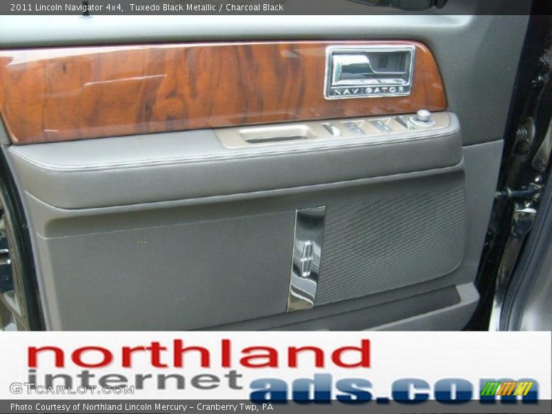 Tuxedo Black Metallic / Charcoal Black 2011 Lincoln Navigator 4x4