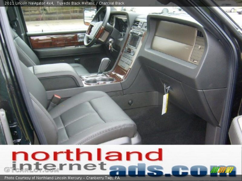 Tuxedo Black Metallic / Charcoal Black 2011 Lincoln Navigator 4x4