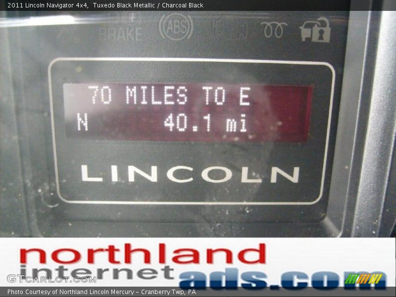 Tuxedo Black Metallic / Charcoal Black 2011 Lincoln Navigator 4x4
