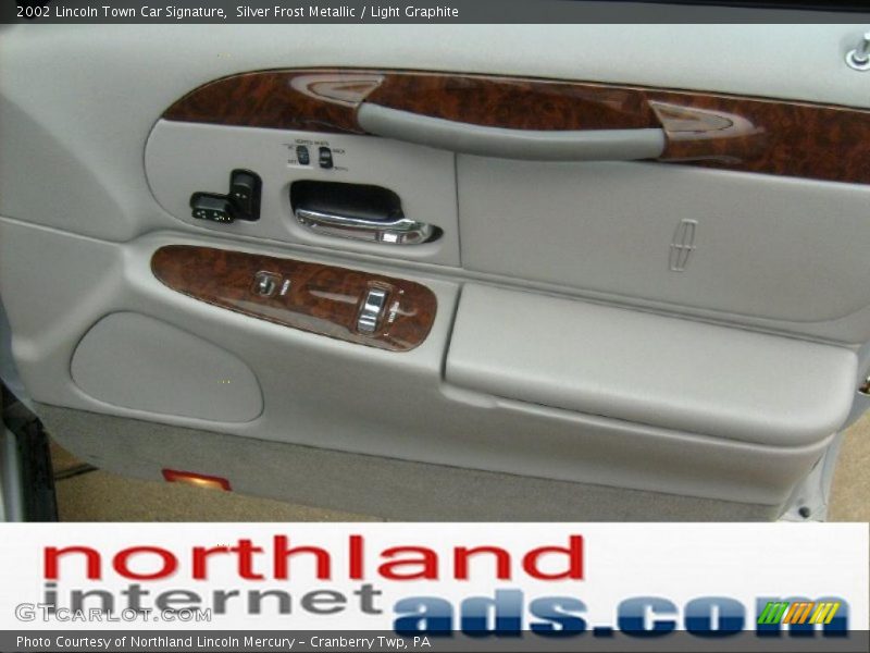 Silver Frost Metallic / Light Graphite 2002 Lincoln Town Car Signature
