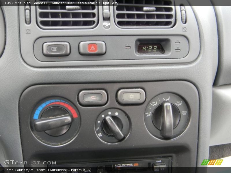 Minden Silver Pearl Metallic / Light Gray 1997 Mitsubishi Galant DE