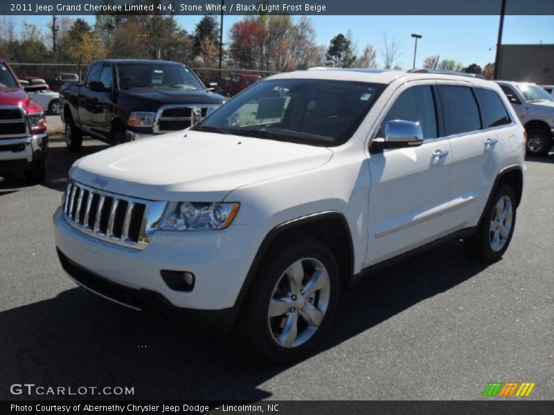 Front 3/4 View of 2011 Grand Cherokee Limited 4x4