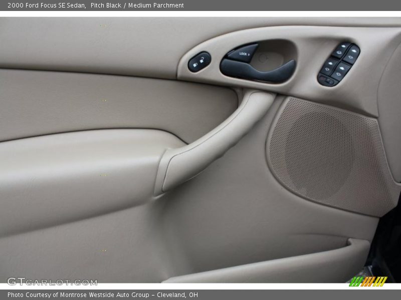 Pitch Black / Medium Parchment 2000 Ford Focus SE Sedan