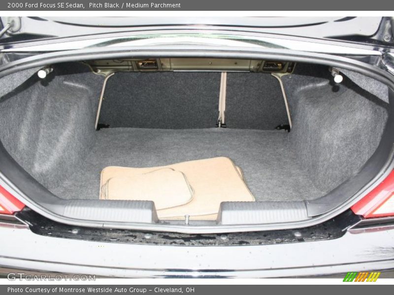  2000 Focus SE Sedan Trunk