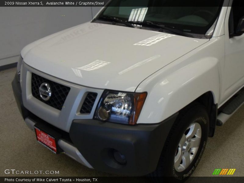 Avalanche White / Graphite/Steel 2009 Nissan Xterra S