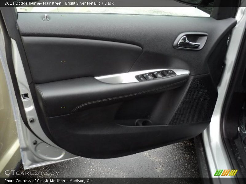 Bright Silver Metallic / Black 2011 Dodge Journey Mainstreet