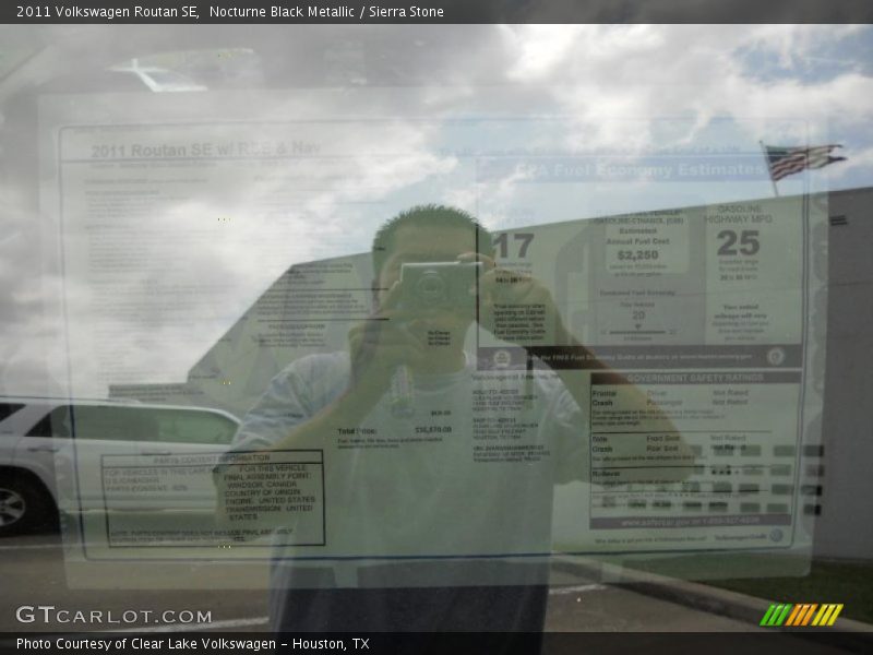 Nocturne Black Metallic / Sierra Stone 2011 Volkswagen Routan SE