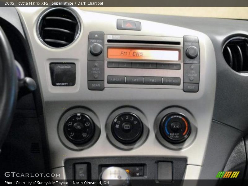 Super White / Dark Charcoal 2009 Toyota Matrix XRS