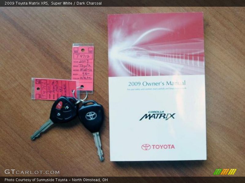 Super White / Dark Charcoal 2009 Toyota Matrix XRS
