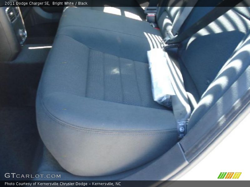 Bright White / Black 2011 Dodge Charger SE