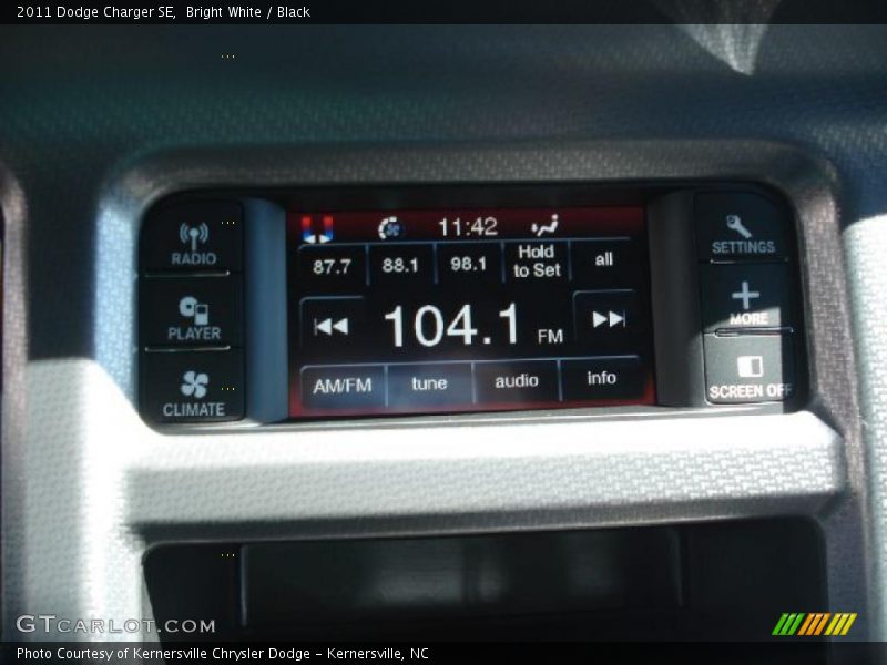 Bright White / Black 2011 Dodge Charger SE