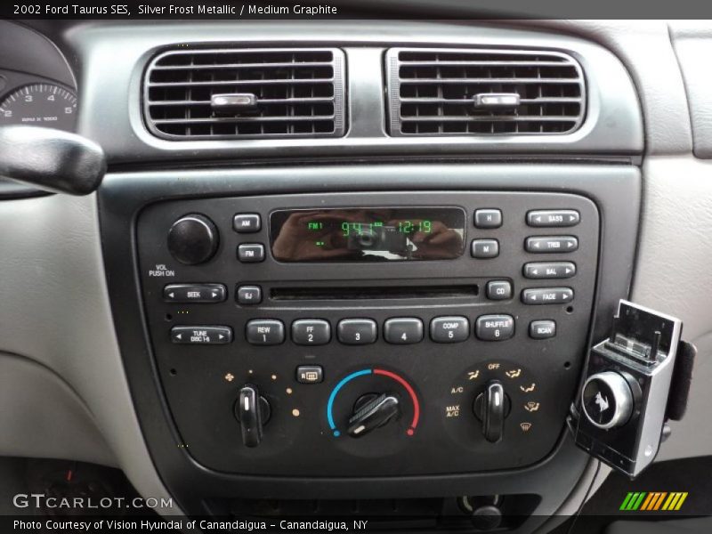 Silver Frost Metallic / Medium Graphite 2002 Ford Taurus SES