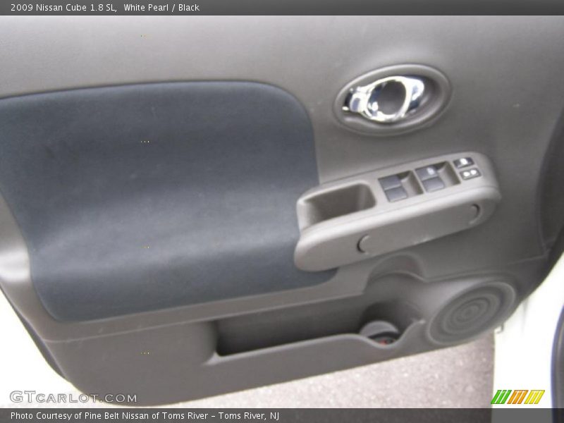 White Pearl / Black 2009 Nissan Cube 1.8 SL