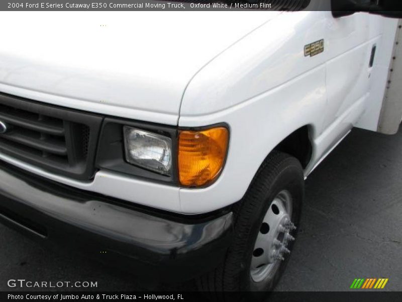 Oxford White / Medium Flint 2004 Ford E Series Cutaway E350 Commercial Moving Truck