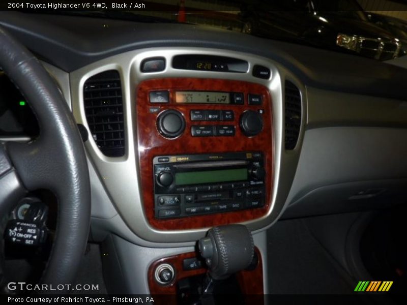 Black / Ash 2004 Toyota Highlander V6 4WD