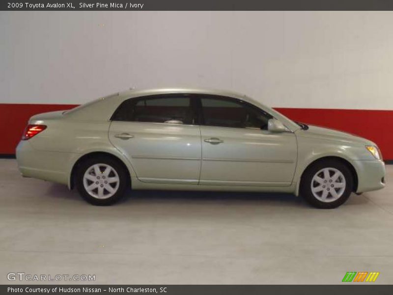 Silver Pine Mica / Ivory 2009 Toyota Avalon XL