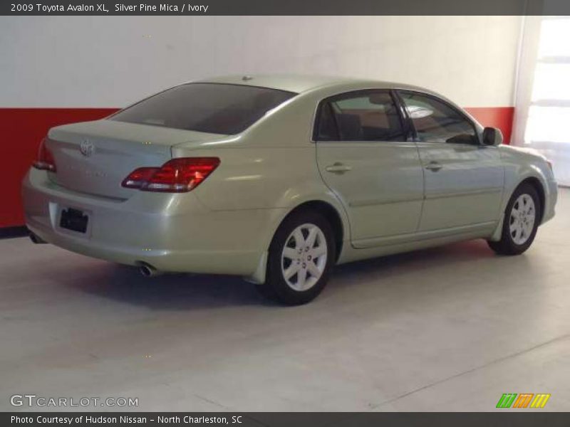 Silver Pine Mica / Ivory 2009 Toyota Avalon XL