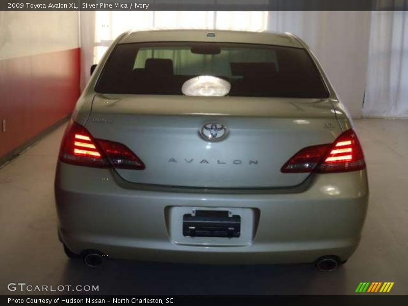 Silver Pine Mica / Ivory 2009 Toyota Avalon XL