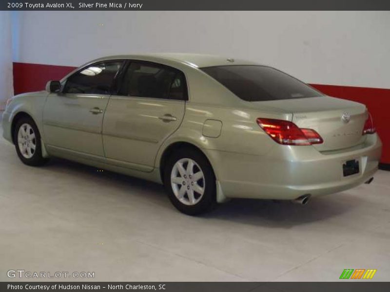 Silver Pine Mica / Ivory 2009 Toyota Avalon XL