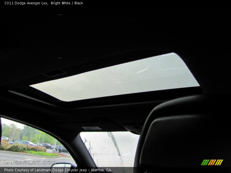 Bright White / Black 2011 Dodge Avenger Lux