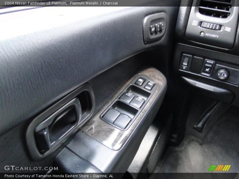 Platinum Metallic / Charcoal 2004 Nissan Pathfinder LE Platinum