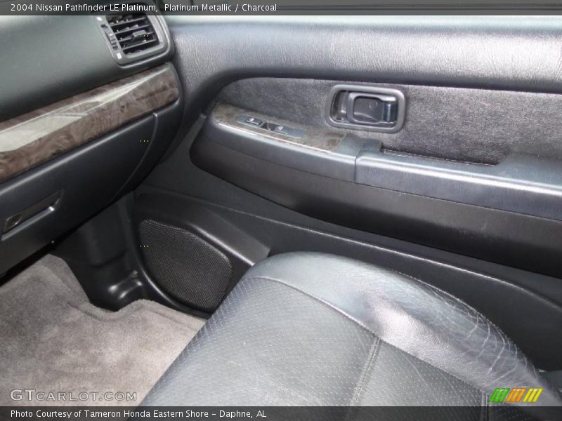 Platinum Metallic / Charcoal 2004 Nissan Pathfinder LE Platinum