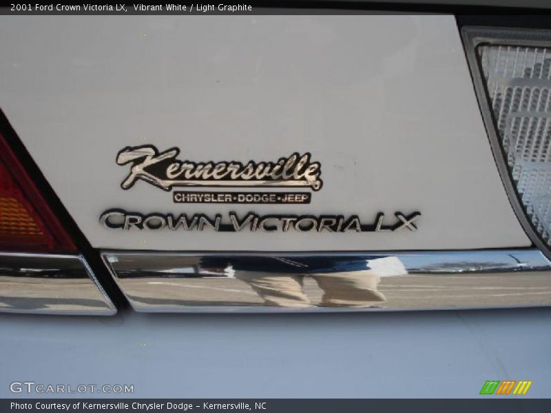 Vibrant White / Light Graphite 2001 Ford Crown Victoria LX
