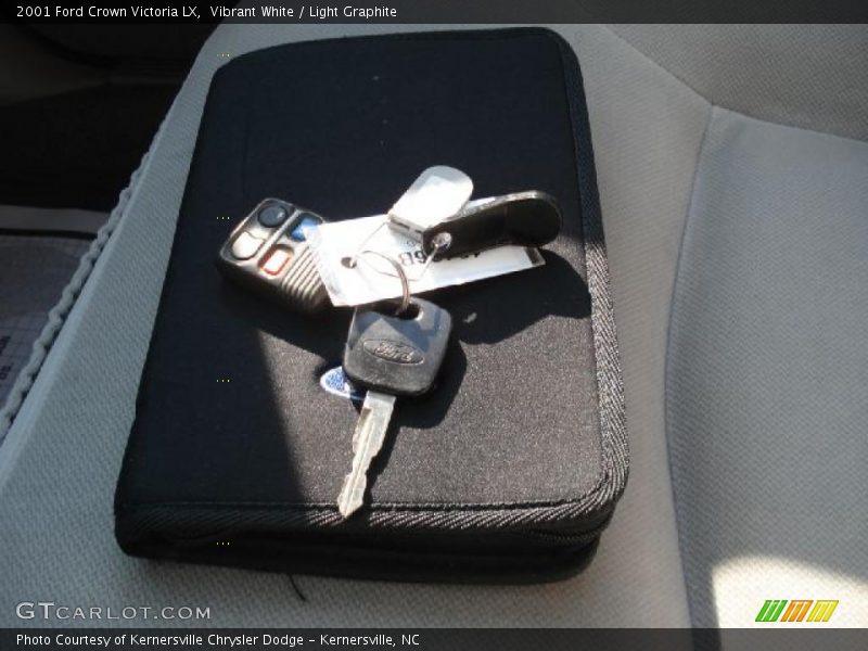 Vibrant White / Light Graphite 2001 Ford Crown Victoria LX