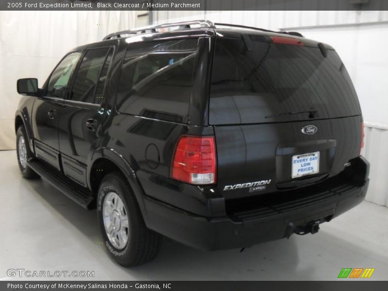 Black Clearcoat / Medium Parchment 2005 Ford Expedition Limited