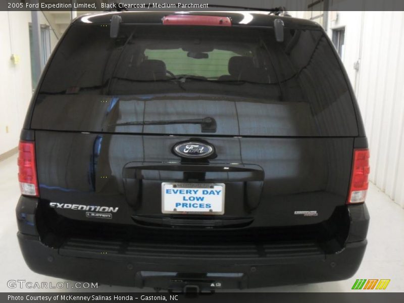 Black Clearcoat / Medium Parchment 2005 Ford Expedition Limited