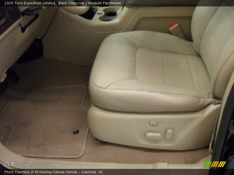 Black Clearcoat / Medium Parchment 2005 Ford Expedition Limited