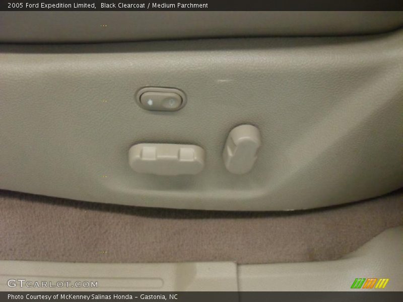 Black Clearcoat / Medium Parchment 2005 Ford Expedition Limited