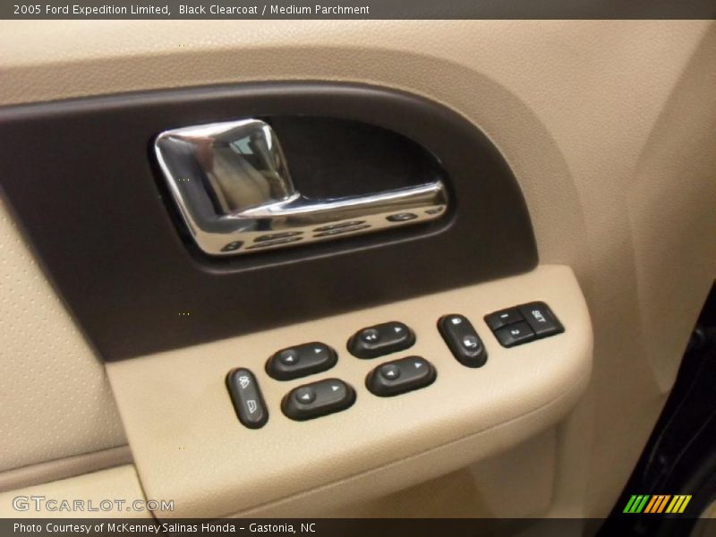 Black Clearcoat / Medium Parchment 2005 Ford Expedition Limited