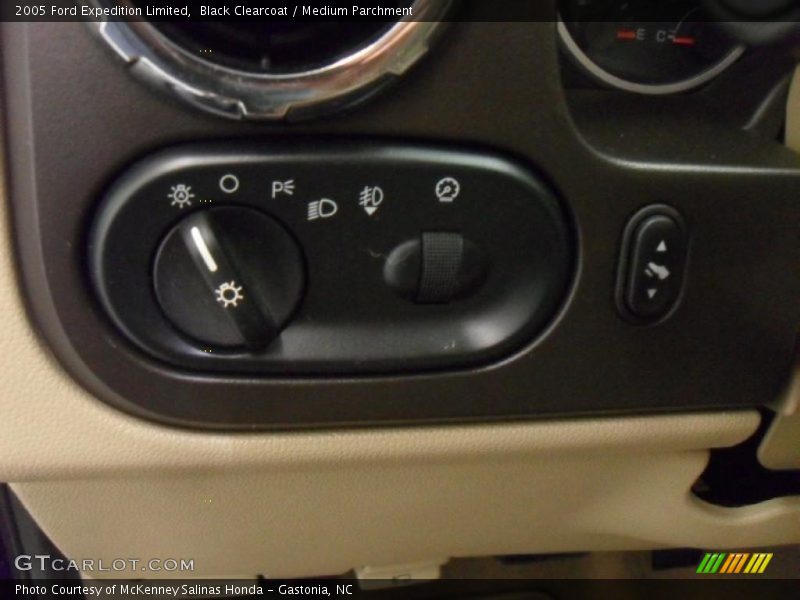 Black Clearcoat / Medium Parchment 2005 Ford Expedition Limited