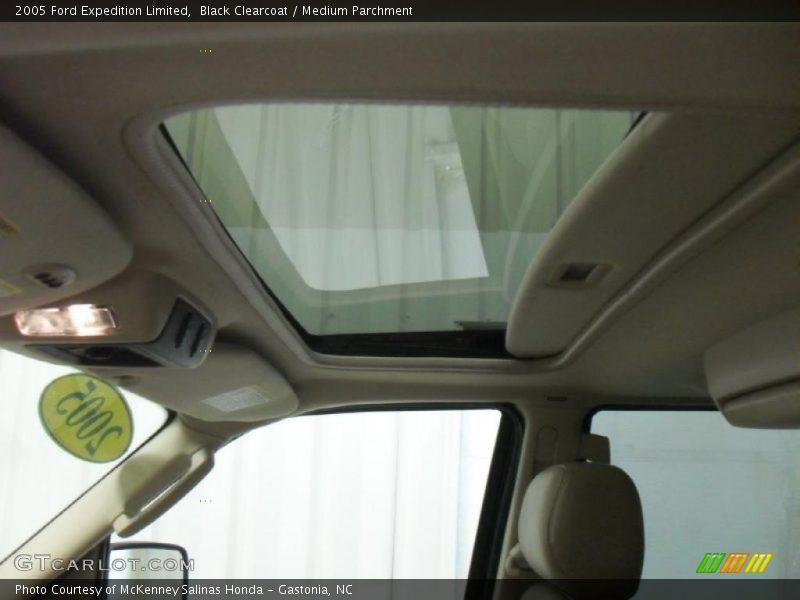 Black Clearcoat / Medium Parchment 2005 Ford Expedition Limited