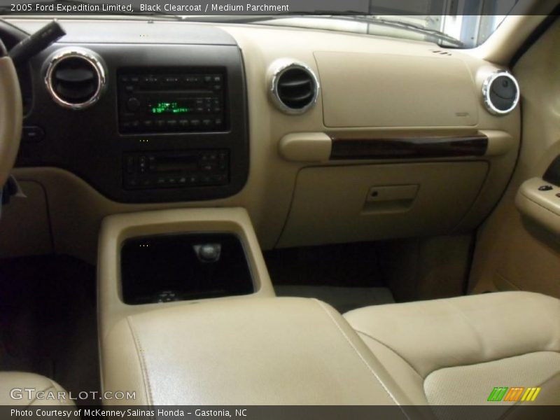 Black Clearcoat / Medium Parchment 2005 Ford Expedition Limited